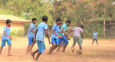 Feed children's home with a meal